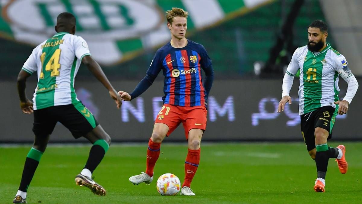 Frenkie de Jong, rodeado de rivales en la semifinal ante el Betis