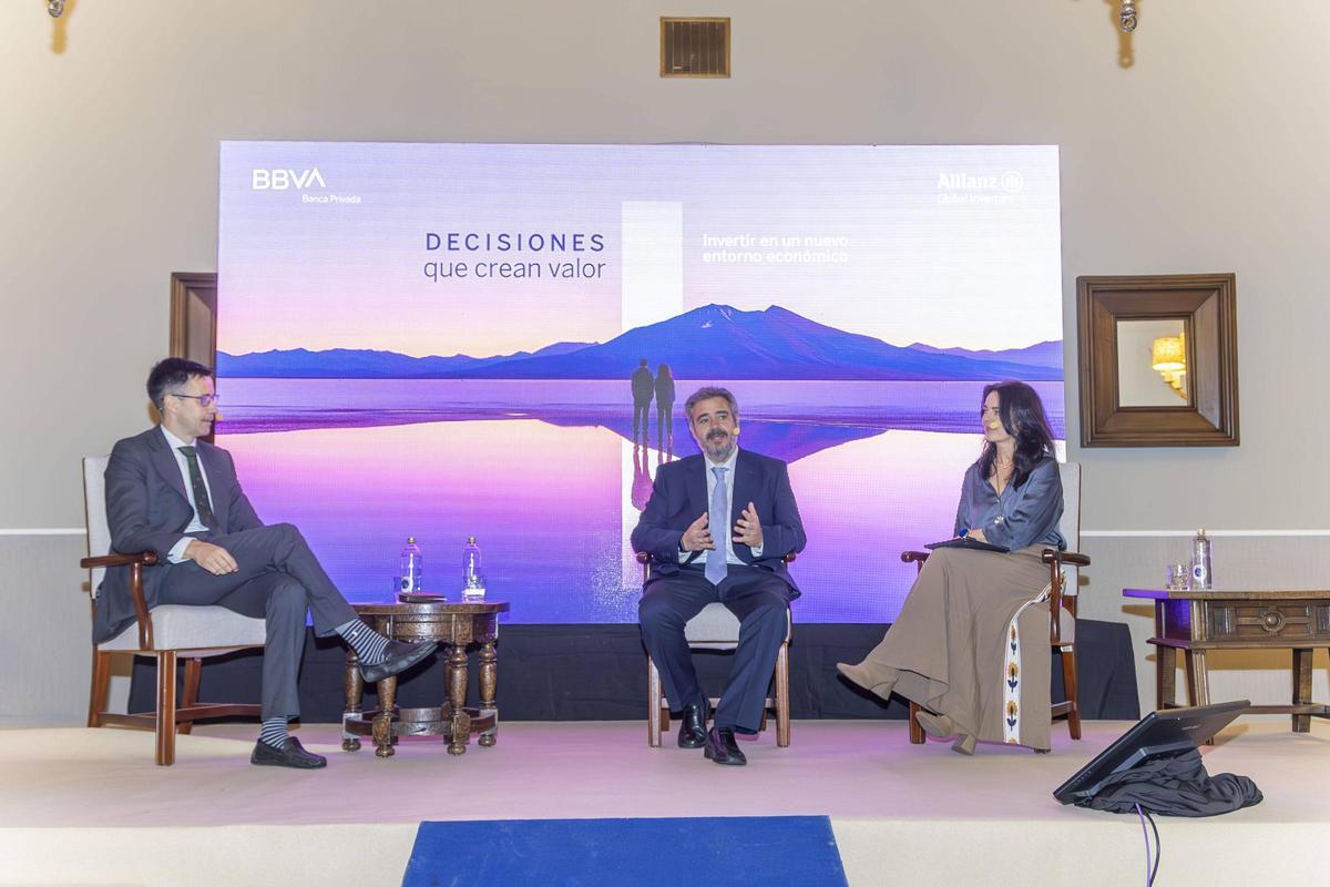 Mesa coloquio con Marina Álvaro Manteca y Marina Pérez Razquin.