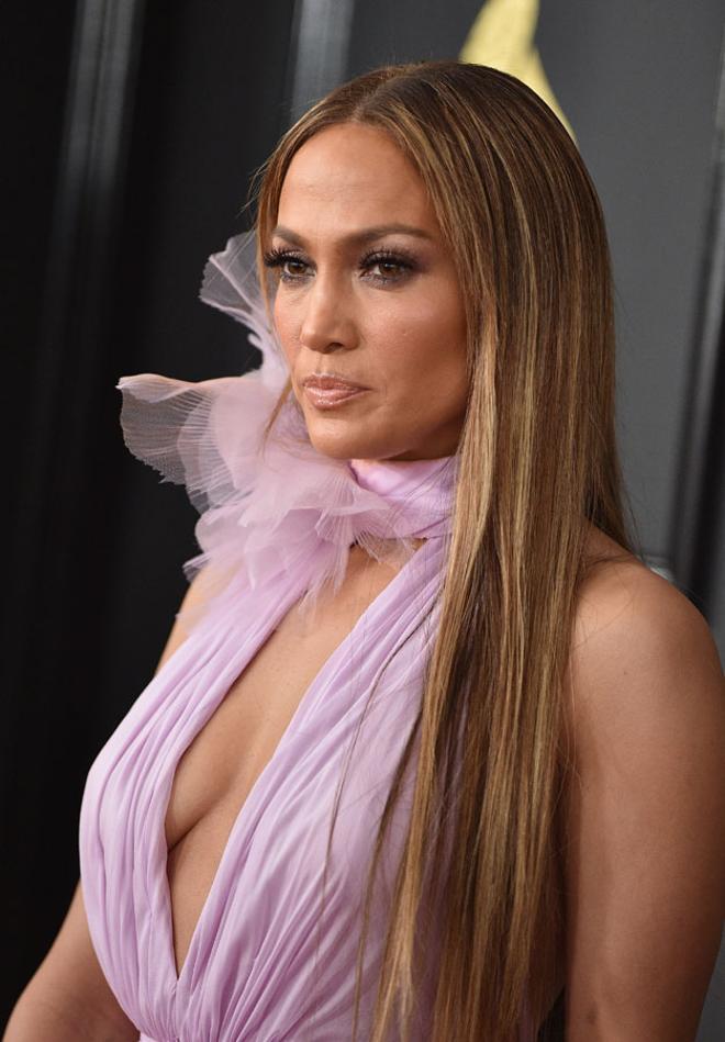 Detalle del escote de Jennifer López con vestido de Ralph and Russo en los Grammy 2017