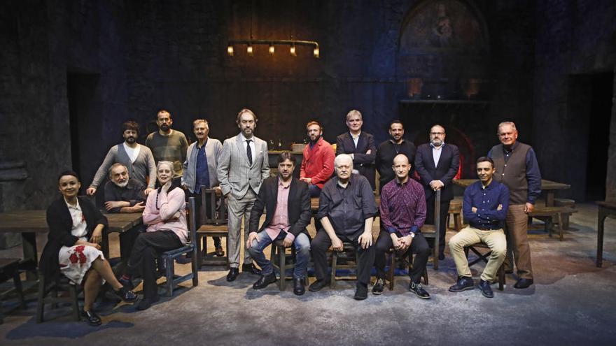 El equipo de «La tabernera del puerto» con el director artístico de Les Arts, Jesús Iglesias, ayer, en el coliseo.