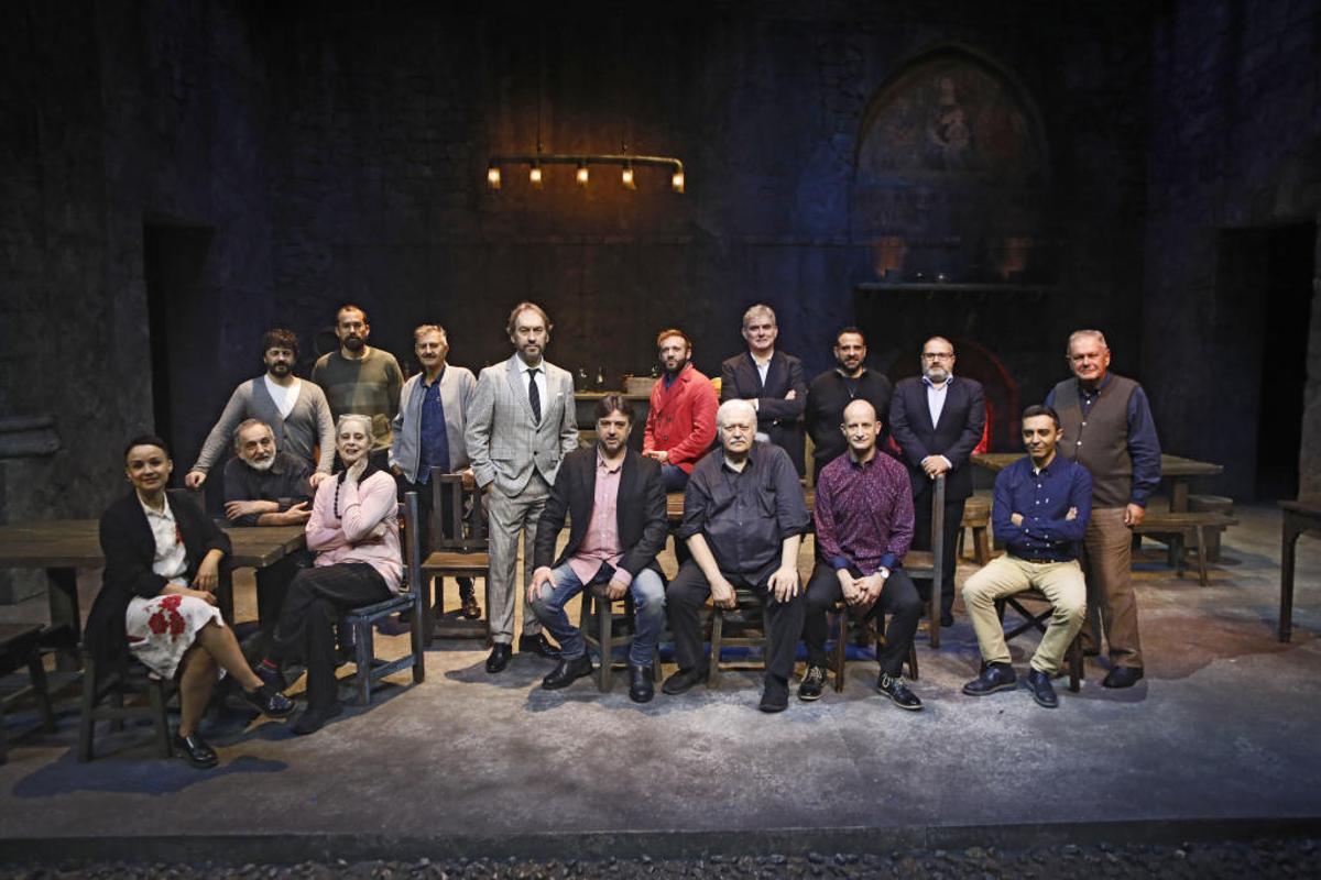 El equipo de «La tabernera del puerto» con el director artístico de Les Arts, Jesús Iglesias, ayer, en el coliseo.