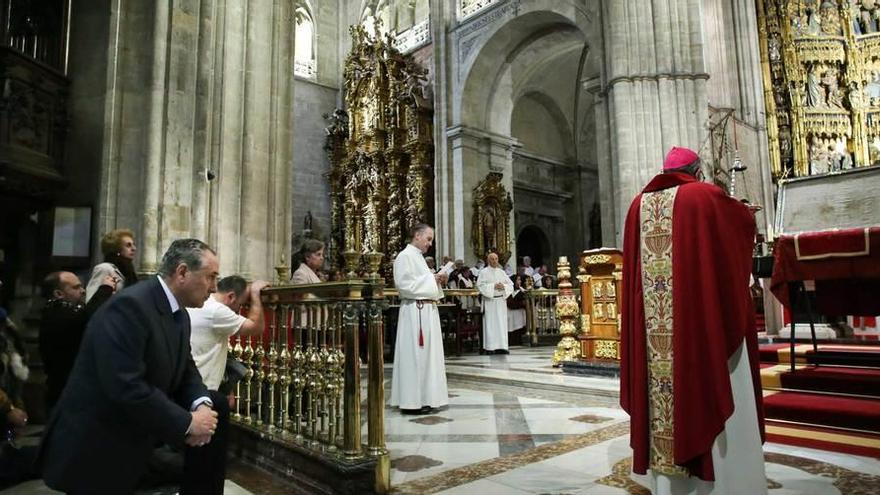 La Catedral expone a los fieles el Santo Sudario
