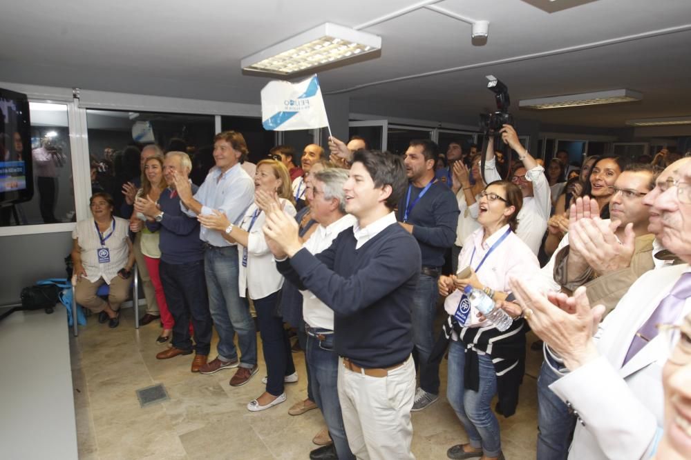 Varias decenas de personas se acercaron a la sede de los populares en la calle Urzaíz para celebrar junto al PP vigués la mayñría absoluta de Núñez Feijóo