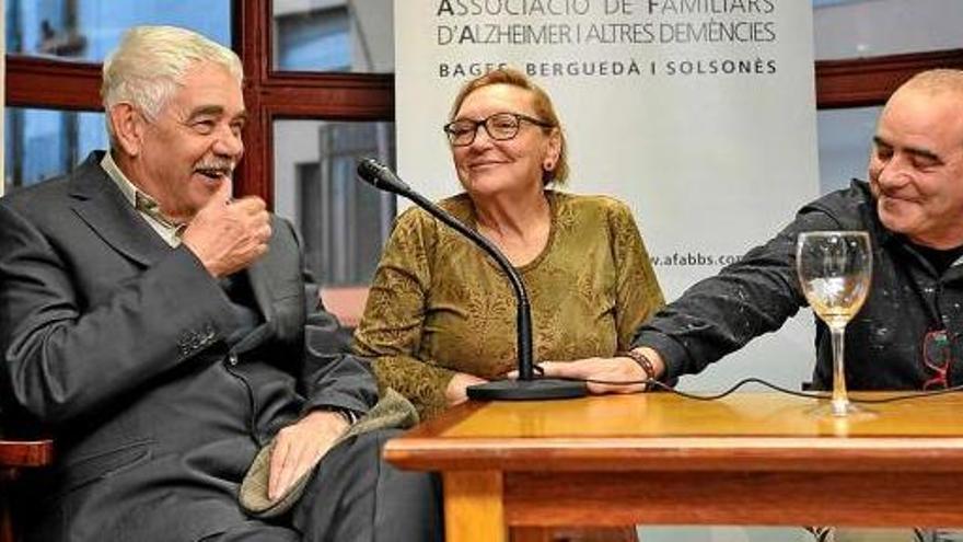 Pasqual Maragall amb la seva esposa Diana Garrigosa i Pep García, de l&#039;organització, ahir a Manresa