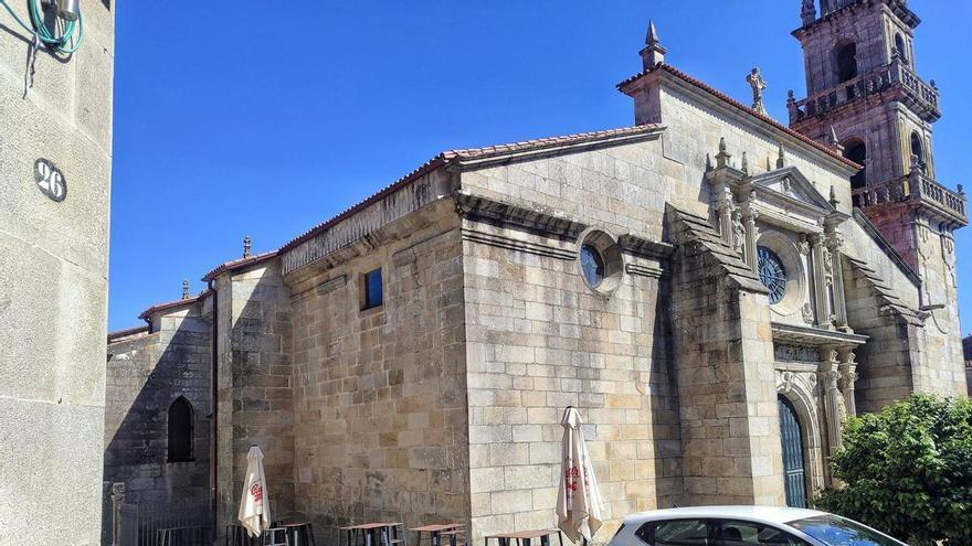 Protestas vecinales por ubicar una terraza pegada en la fachada norte de la excolegiata de Cangas