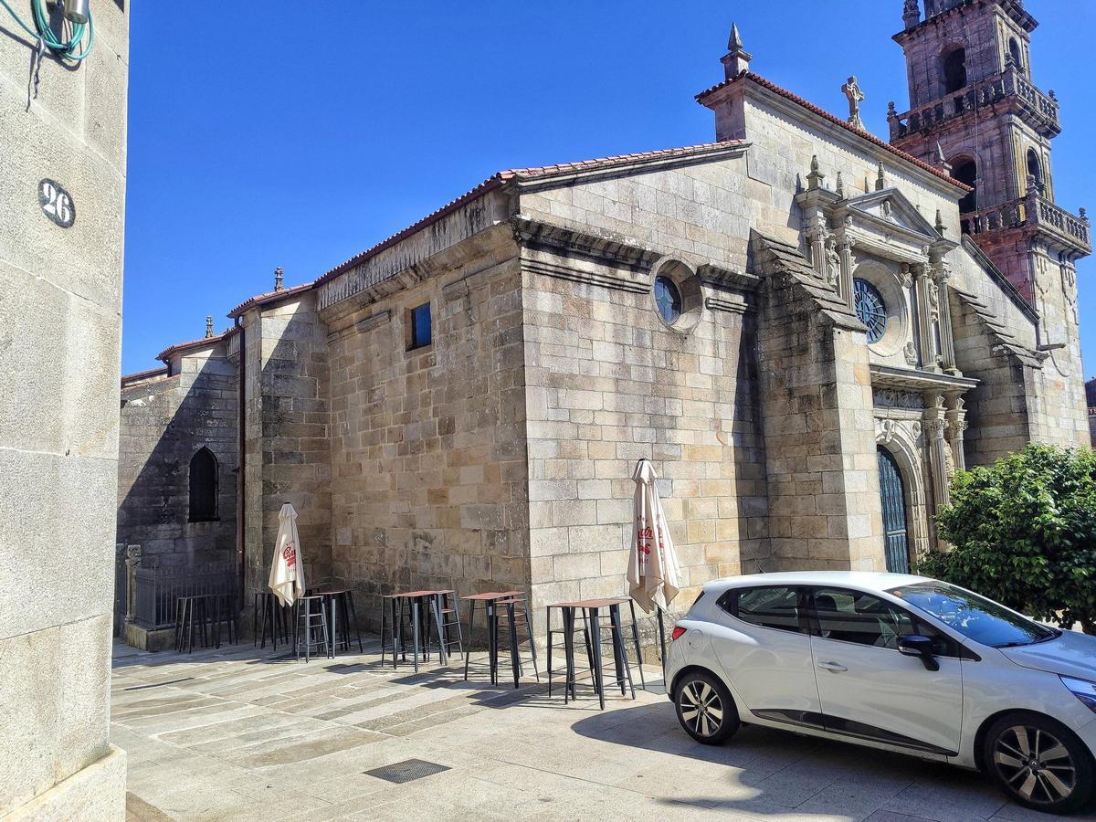 Terraza del nuevo local, ayer, sin gente, pegada a la fachada norte de la excolegiata de Cangas