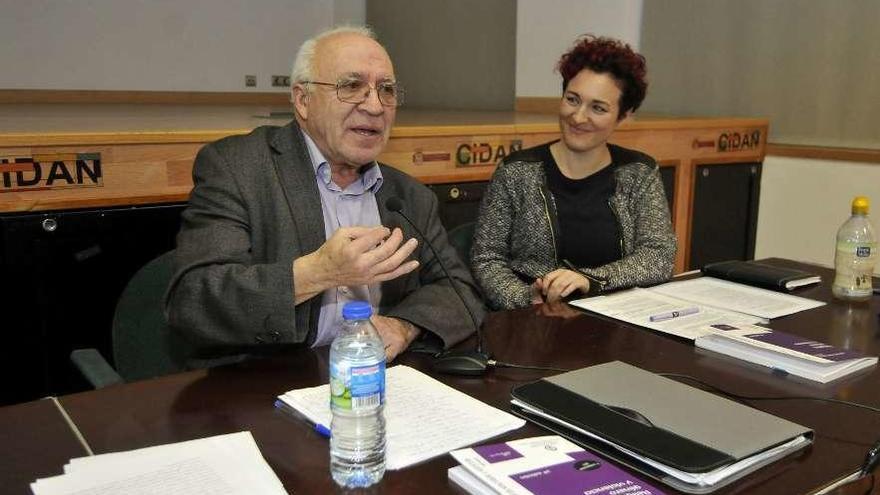 Juan José Tamayo, junto a la historiadora Enma González.