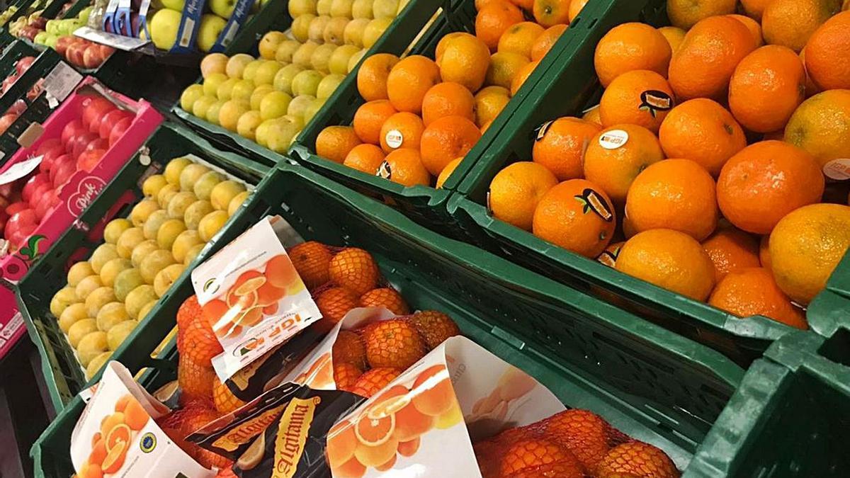 Naranjas y mandarinas en las estanterías de un supermercado de Consum. | LEVANTE-EMV