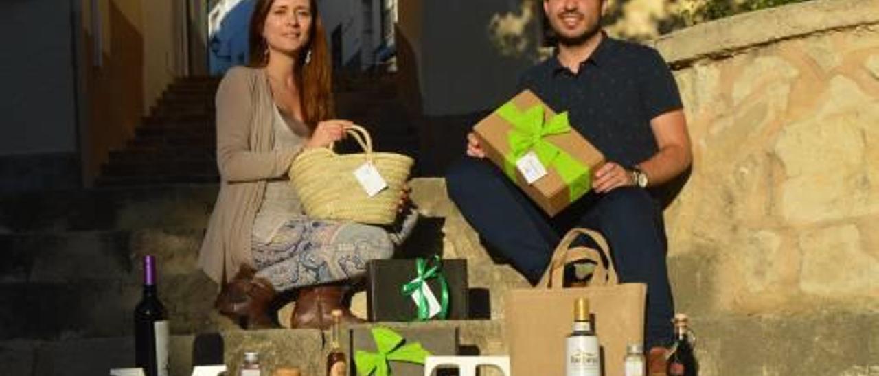 Aitor Marco y Alexandra Marín, impulsores de Mercaterre, con los productos que distribuyen.