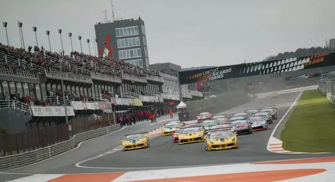 El primer día de las Ferrari Challenge en Cheste