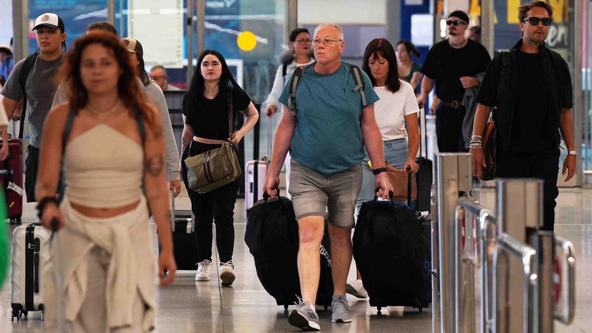 Llegada de turistas al aeropuerto de Málaga, este lunes.