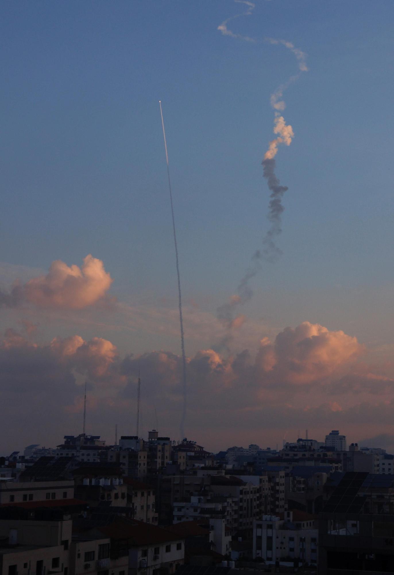 Lanzamiento de misiles hacia Israel, desde la ciudad de Gaza