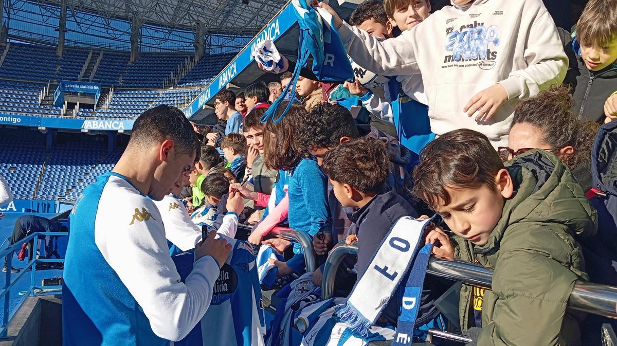 Yeremay, Mella y más ídolos blanquiazules, con la afición en un día de puertas abiertas en Riazor