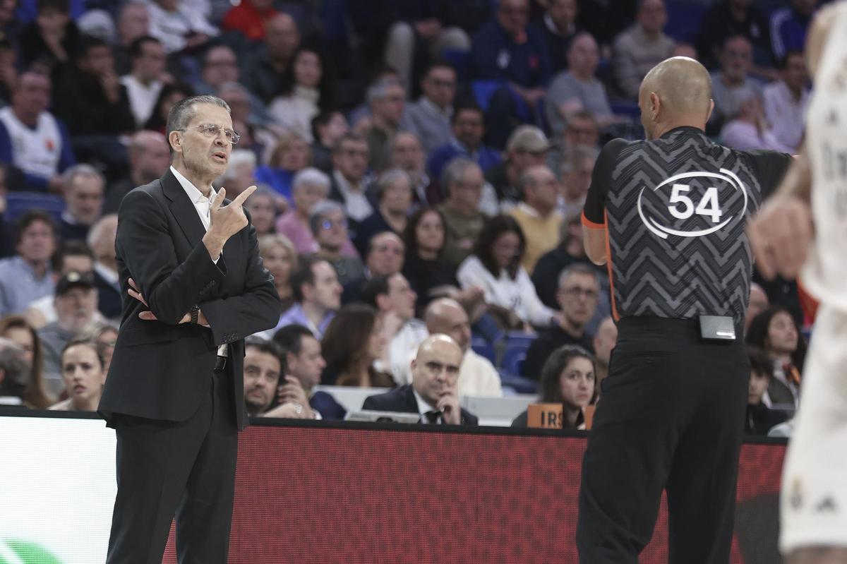 Pedro Martínez se dirige a uno de los árbitros en el partido Real Madrid - Valencia Basket.