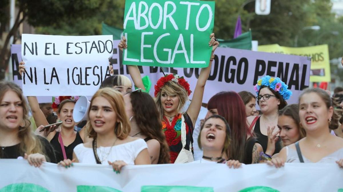 Un grupo de jóvenes se manifiestan con pancartas a favor del aborto.