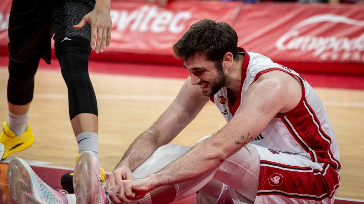Jaime Fernández, tendido sobre la cancha del Felipe en el duelo ante el Falco
