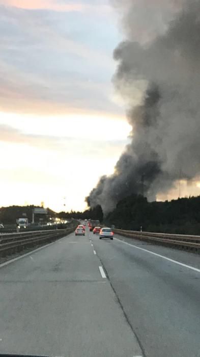 El incendio del desguace de Gijón, visto desde la autopista.