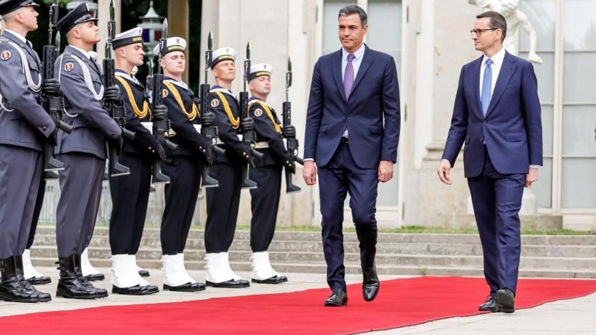 El presidente del Gobierno, Pedro Sánchez, recibido por el primer ministro de Polonia, Mateusz Morawiecki (d), en el arranque de la Reunión de Alto Nivel España-Polonia, este 27 de julio de 2022 en Varsovia.