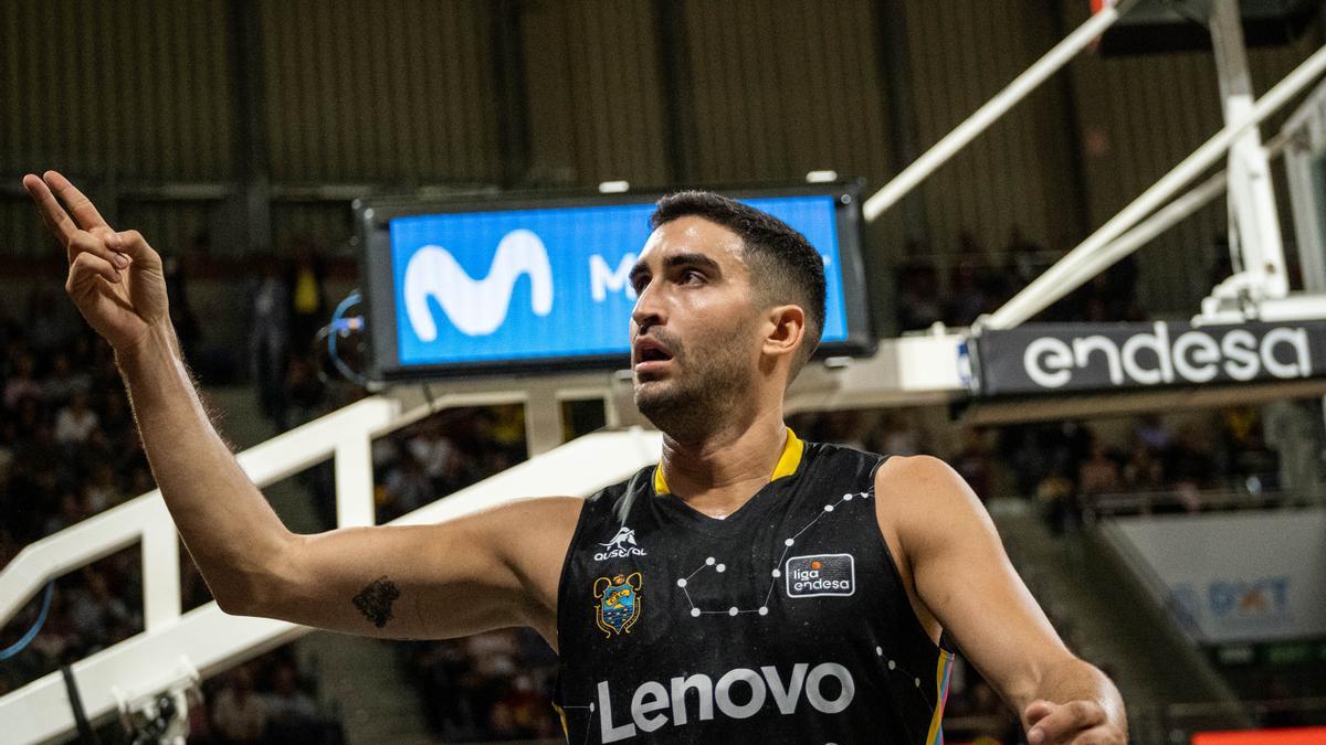 Jaime Fernández celebra una canasta con la afición canarista.