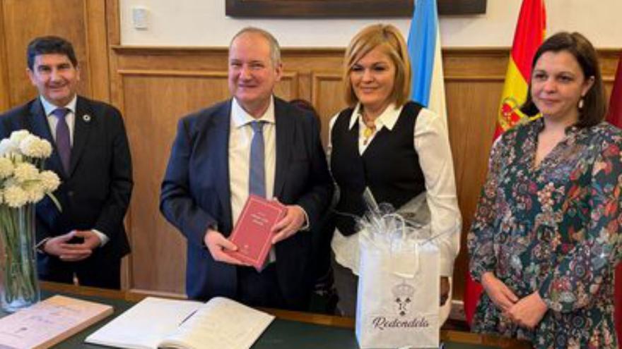 Jordi Hereu y Digna Rivas, en el centro, con Pedro Blanco y Rita Pérez,ayer, en Redondela.