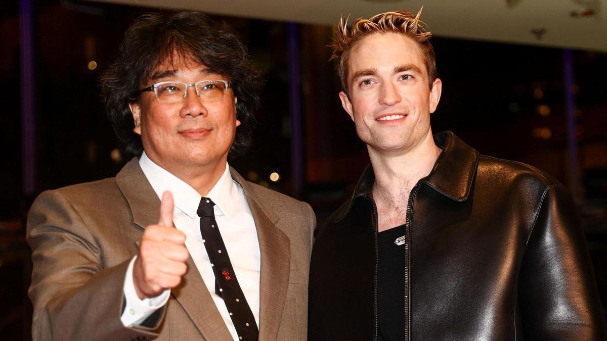 Bong Joon-ho y Robert Pattinson, en la presentación de 'Mickey 17' en la Berlinale.