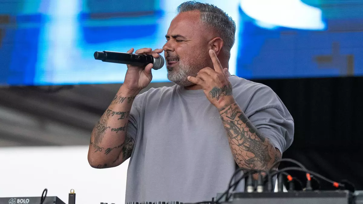 El cantante Juan Magán alienta al público de su concierto a llamar "hijo de puta" a Pedro Sánchez
