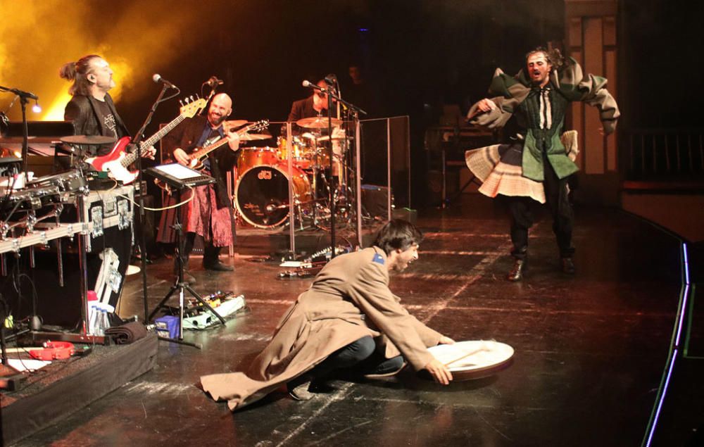 Concierto en el Teatro Cervantes protagonizado por Mastodonte, el dúo encabezado por Asier Etxeandia, actor que ha estado presente en la Sección Oficial de la pasada edición del certamen con 'Sordo'