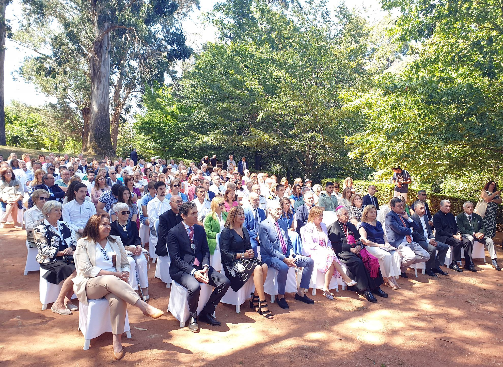 Público asistente a la lectura del pregón en los jardines del Pazo Quiñones de León