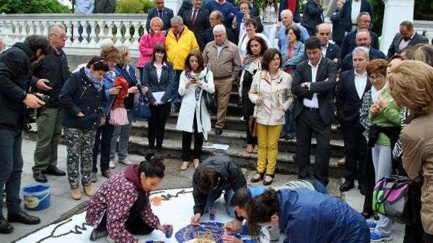 Elaboración de una alfombra floral durante un encuentro de &quot;pueblos ejemplares&quot; en Castropol.