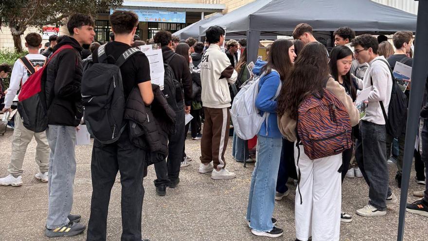 Estudiantat del centre, durant la fira informativa.