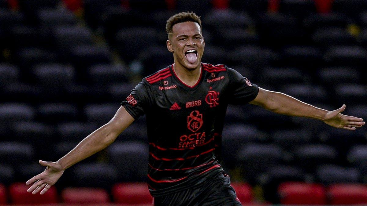 Rodrigo Muniz celebra uno de los dos goles que marcó con el Flamengo