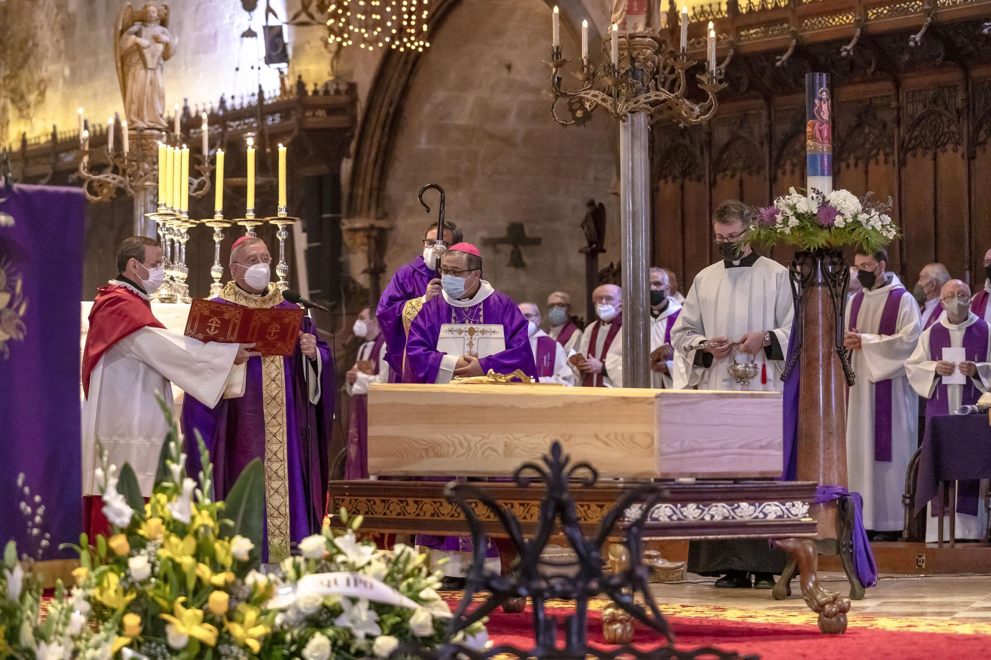 Mas de 1.200 personas abarrotan la seu para dar el último adiós al obispo Toni Vadell