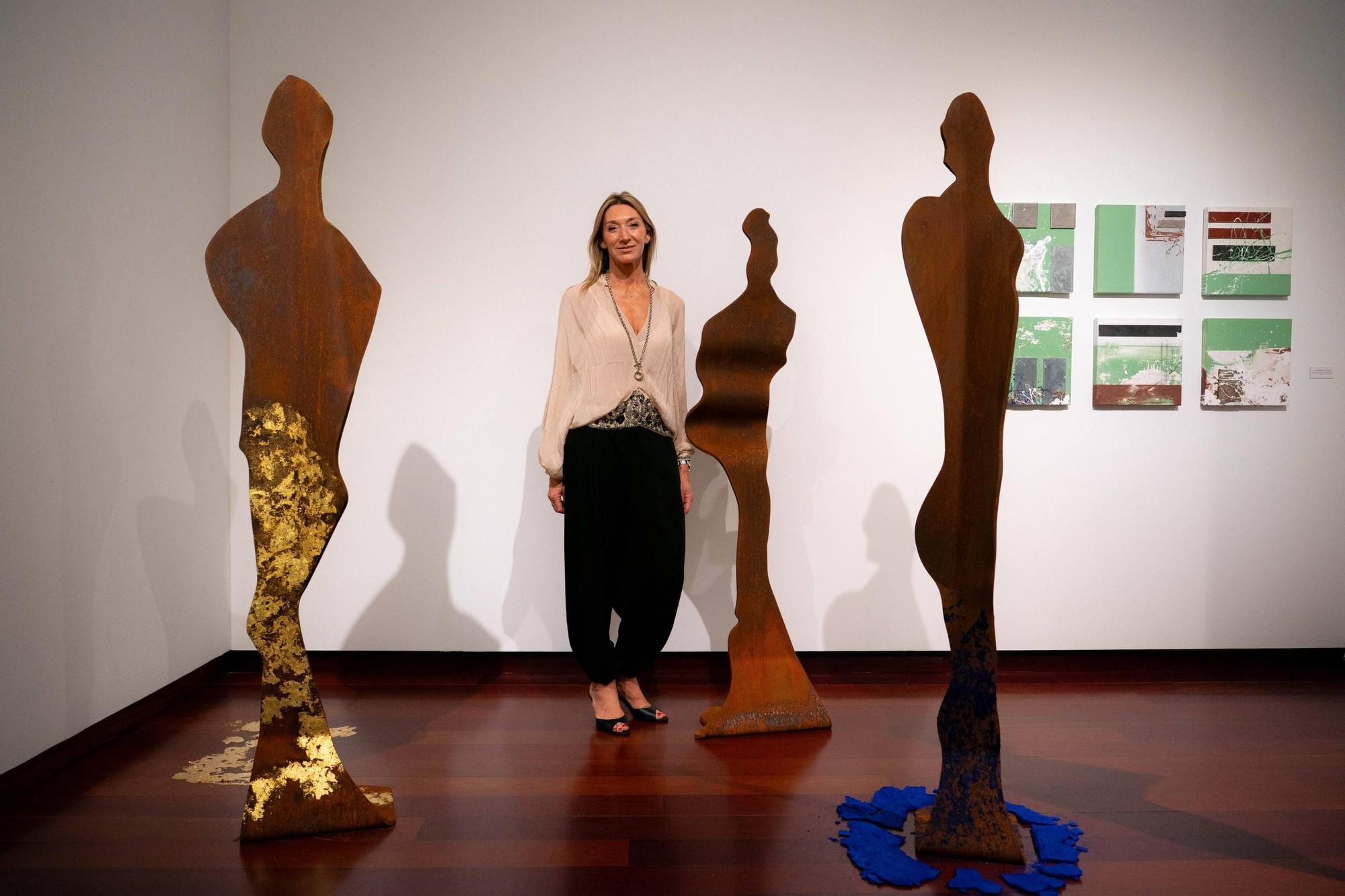 Eva Tarrío, ayer,  en la inauguración de su muestra &quot;Nas marxes do diario&quot;, en la Sala de Exposicións I de la sede de Afundación en Vigo