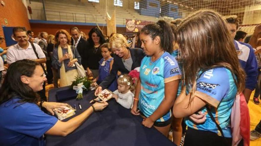 Con las jugadoras de los clubes base y con sus padres