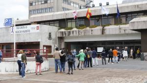 Un grupo de personas esperan para solicitar el Ingreso Mínimo Vital en Vigo.