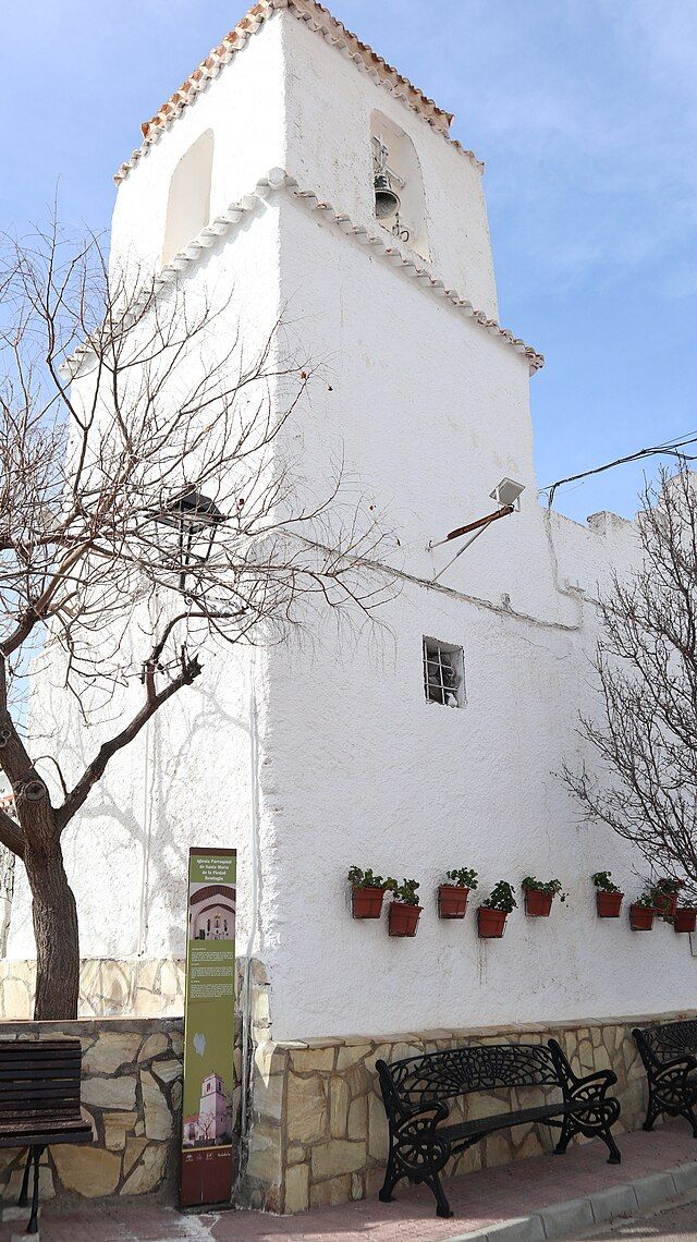 La iglesia es de arquitectura tradicional como los puebos bancos de Andalucía.