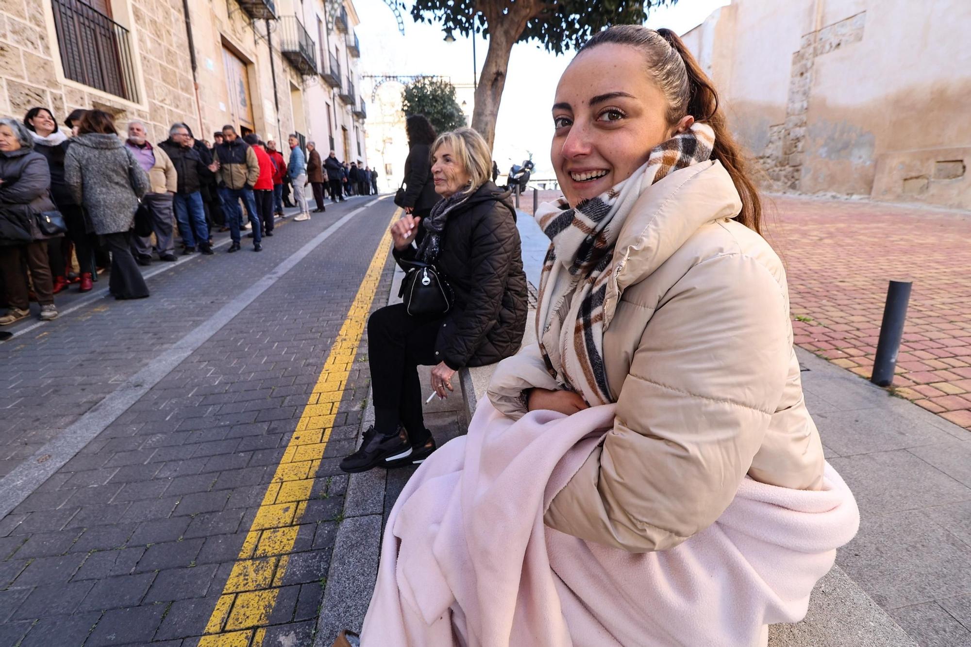 Los primeros compradores de las sillas, que han hecho más de cinco horas de cola y procedían de Benidorm