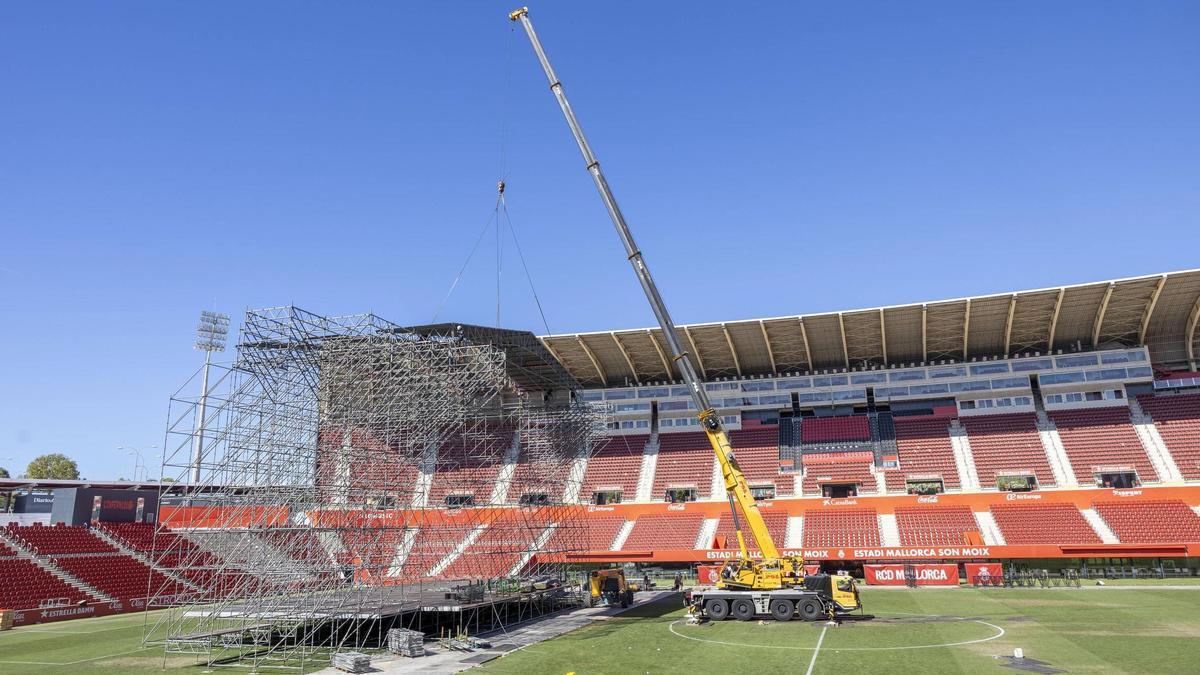 Una enorme grúa trabajaba ayer en el inicio del montaje del escenario