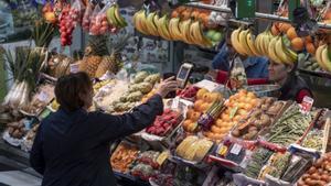 Una parada de fruita i verdura al mercat barceloní de l’Estrella.  | FERRAN NADEU