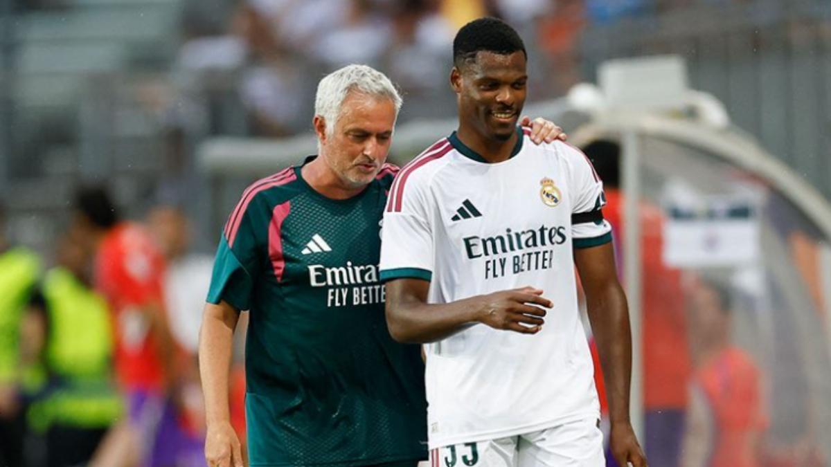 Dumfries con Mourinho en un partido del Real Madrid