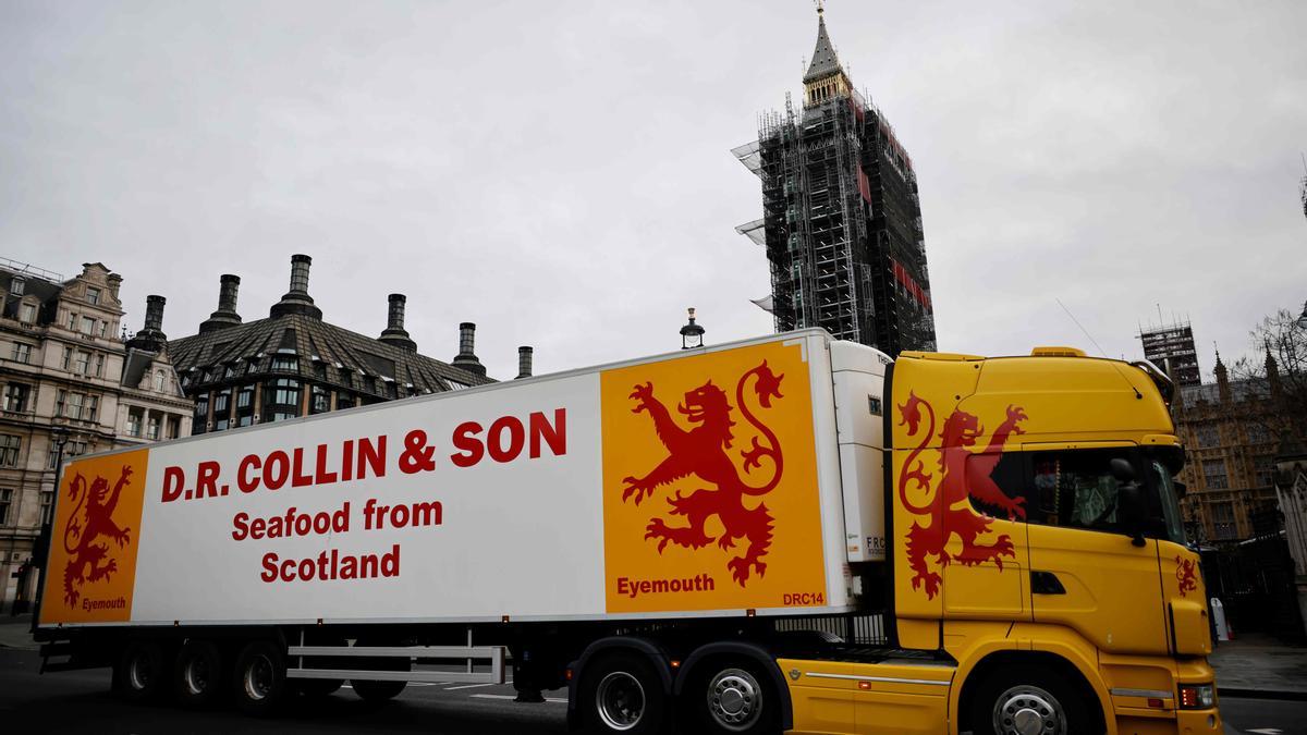 Un camión de una firma de transporte de pescado escocés pasa frente al Parlamento de Londres, en una reciente protesta.