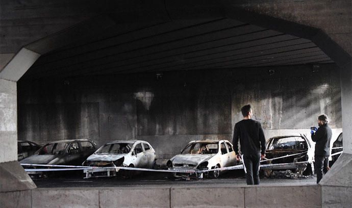 Siete coches arden de madrugada en la calle Posse