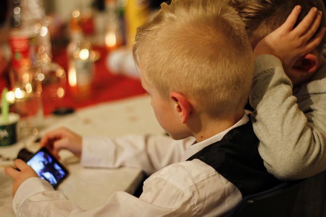 Expertos alertan sobre la atención desmedida de los niños a las pantallas: "Muestran riesgos en salud mental, convivencia, sexualidad, juego, redes sociales y videojuegos