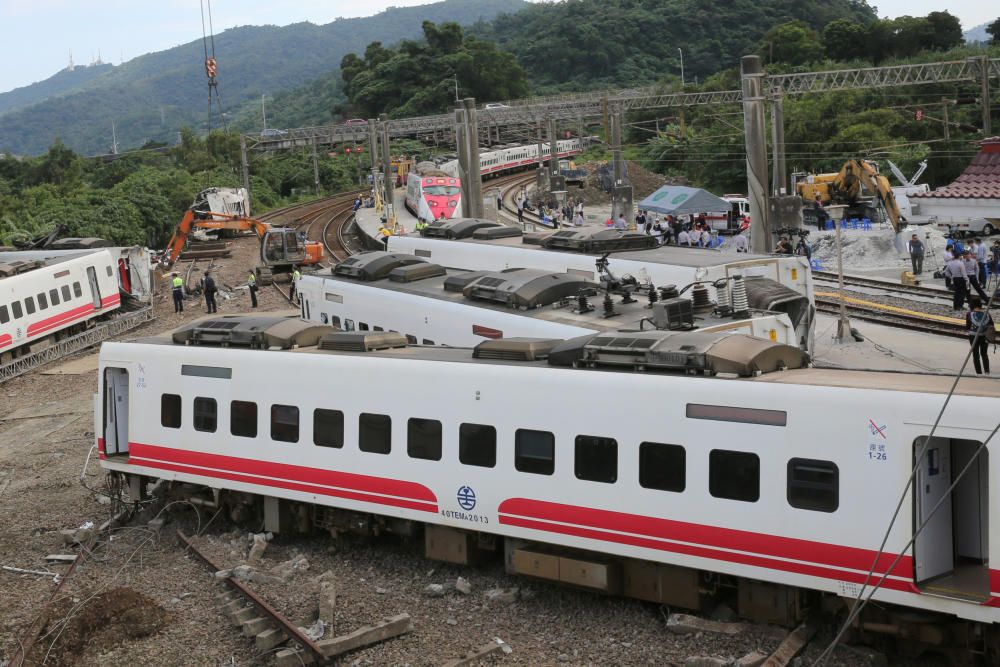 Al menos 18 muertos al descarrilar un tren en Taiwán