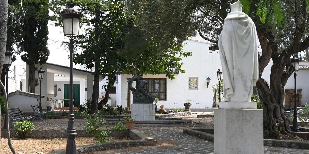 La casa-museo de Llorens Poy cuenta con un amplio jardín, decorado con reproducciones de los monumentos creados por el artista vila-realense.