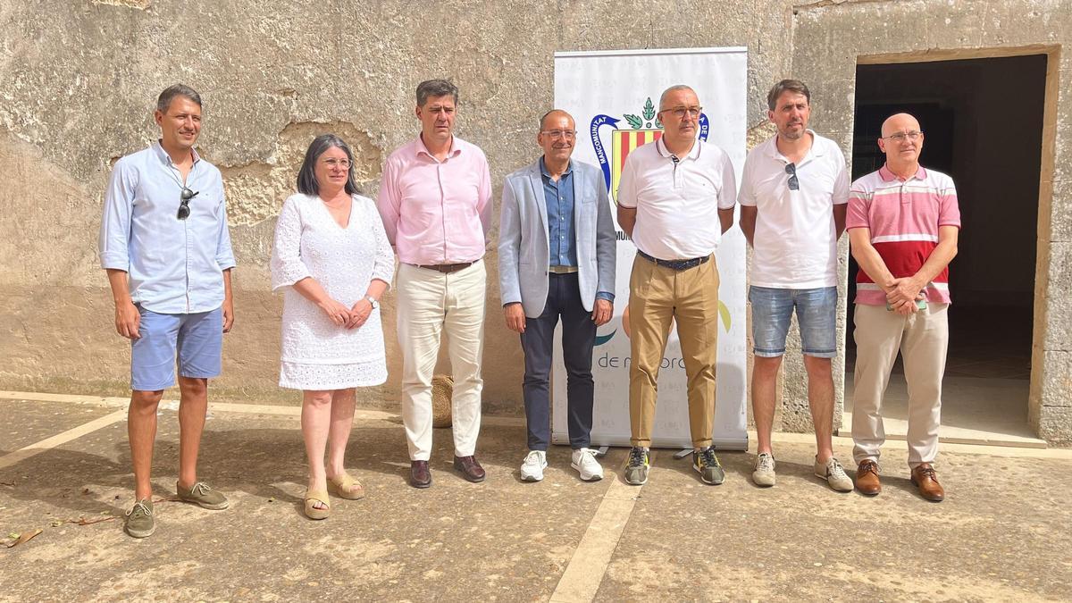 Autoridades presentes en la presentación de la guía turística, este jueves en el convento de Lloret de Vistalegre.