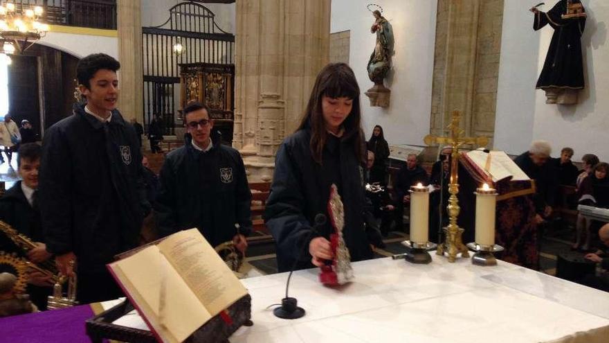 Una de las &quot;novatas&quot; deposita la reliquia en el altar de la iglesia de San Julián.