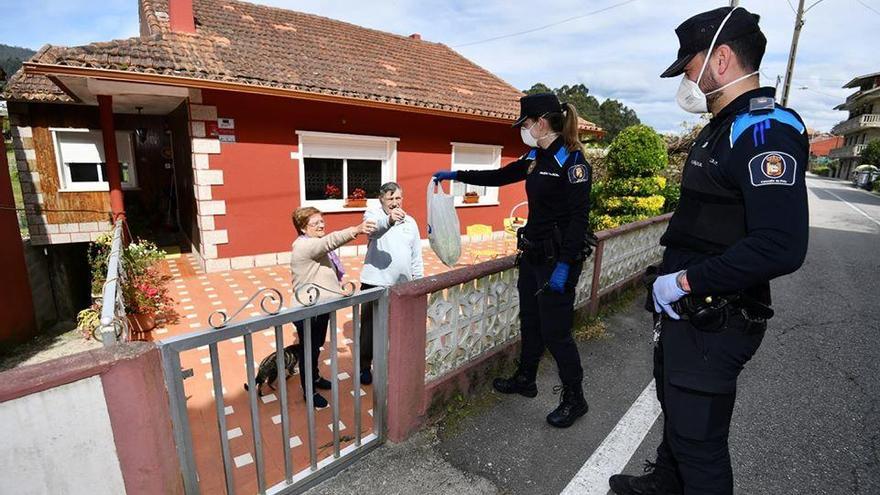 Dos agentes locales de Poio repartiendo medicamentos durante la cuarentena. // FdV