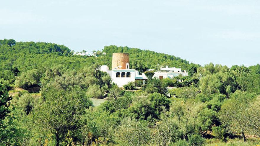 La postal más característica de Balàfia exhibe el contraste entre los muros encalados de los corrales de Can Pere de na Bet y el lateral de Can Bellmunt