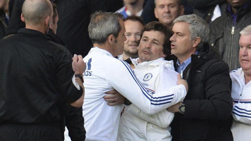 Mourinho sujeta a Rui Faria durante un incidente en el encuentro